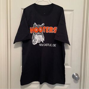 Hooters Black Graphic‎ T-Shirt No Size Tag Looks Like 2X New Castle, DE